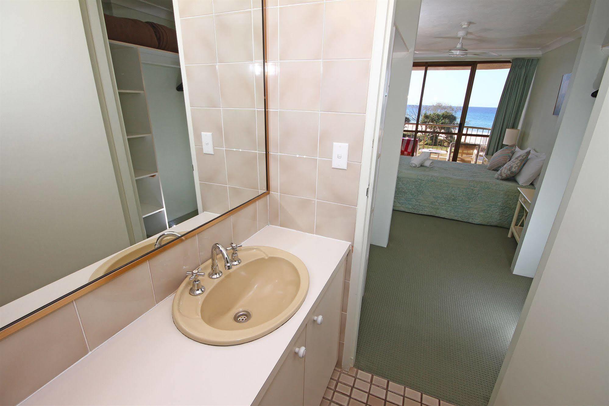 San Simeon Beachfront Apartments Tugun Гоулд Коуст Екстериор снимка