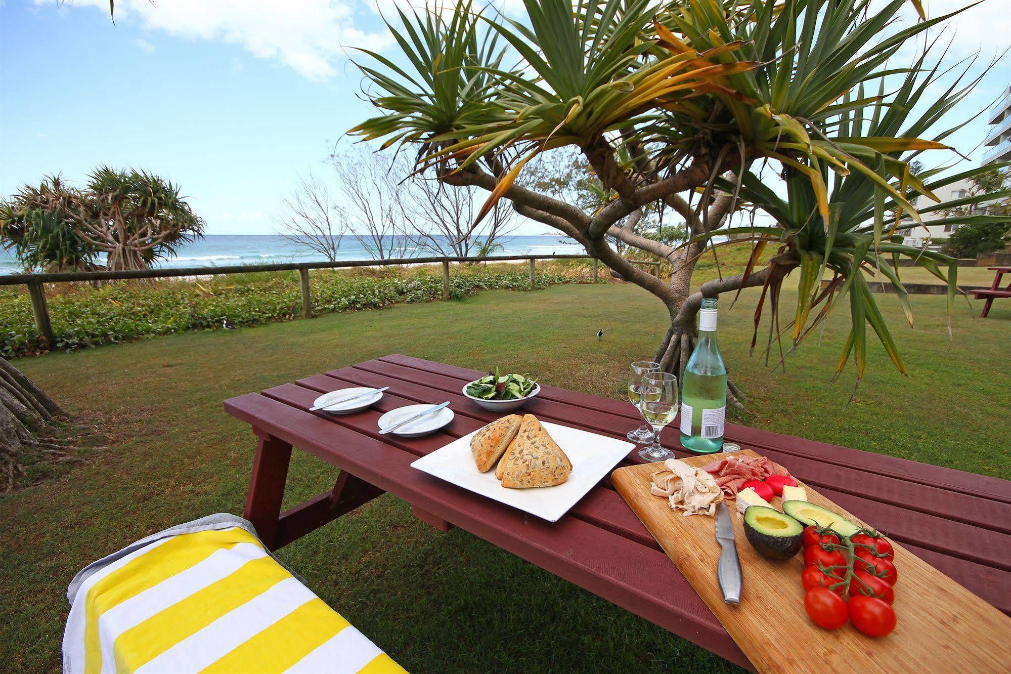 San Simeon Beachfront Apartments Tugun Гоулд Коуст Екстериор снимка